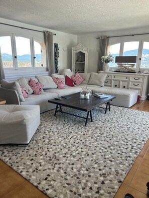 TV connectée, lecteur de DVD, table de tennis de table, chaîne hi-fi