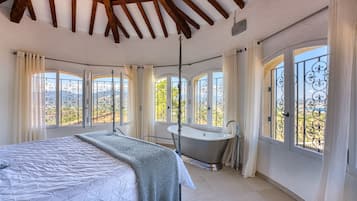 5 chambres, coffres-forts dans les chambres, bureau