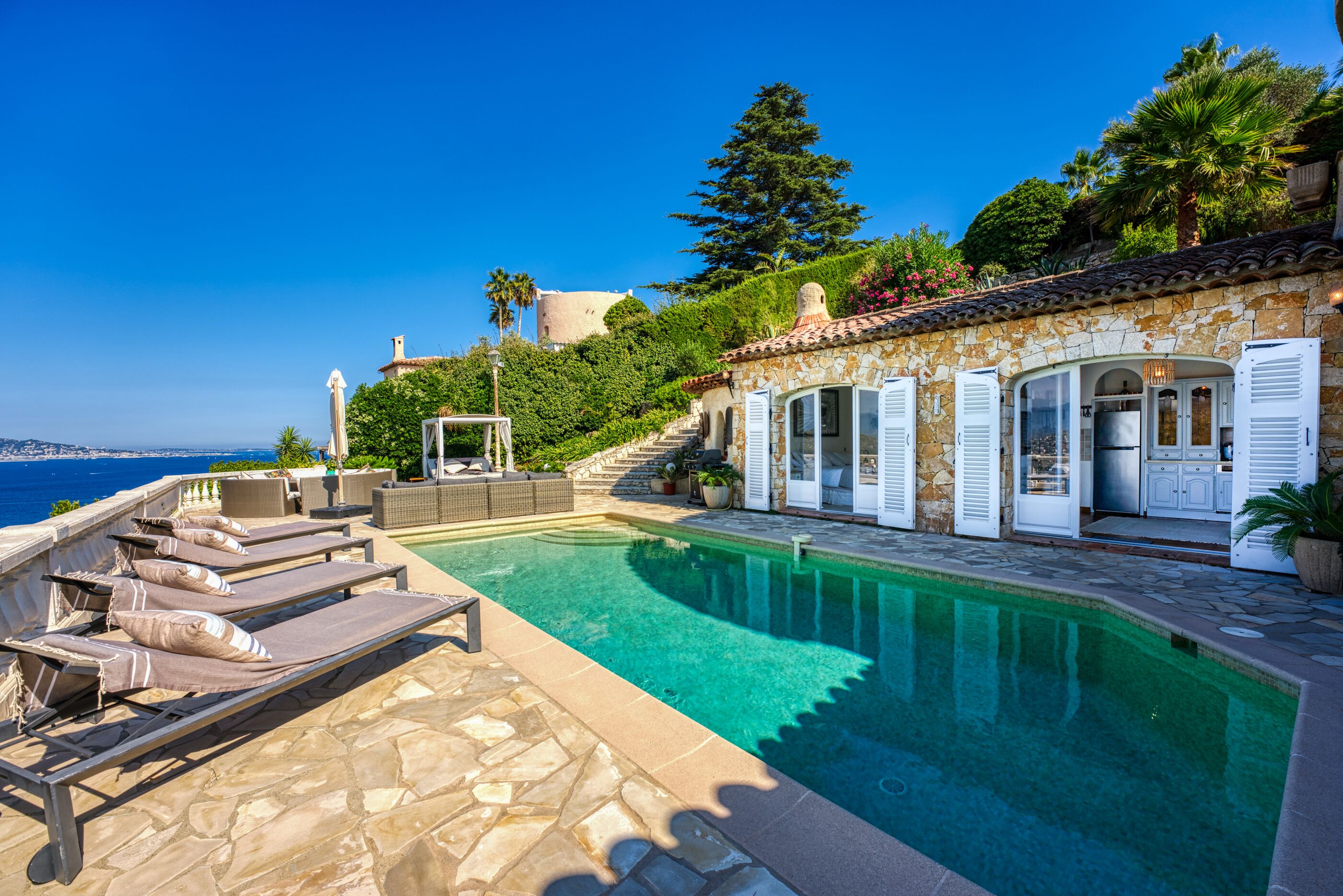 Utendørsbasseng og et oppvarmet basseng