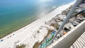 På stranden