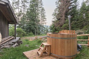Outdoor spa tub - Forest Hut Podvežak With Finnish Tub (Luce)