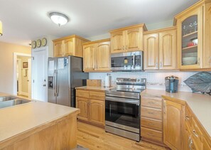 Dishwasher, coffee/tea maker, cookware/dishes/utensils, dining tables