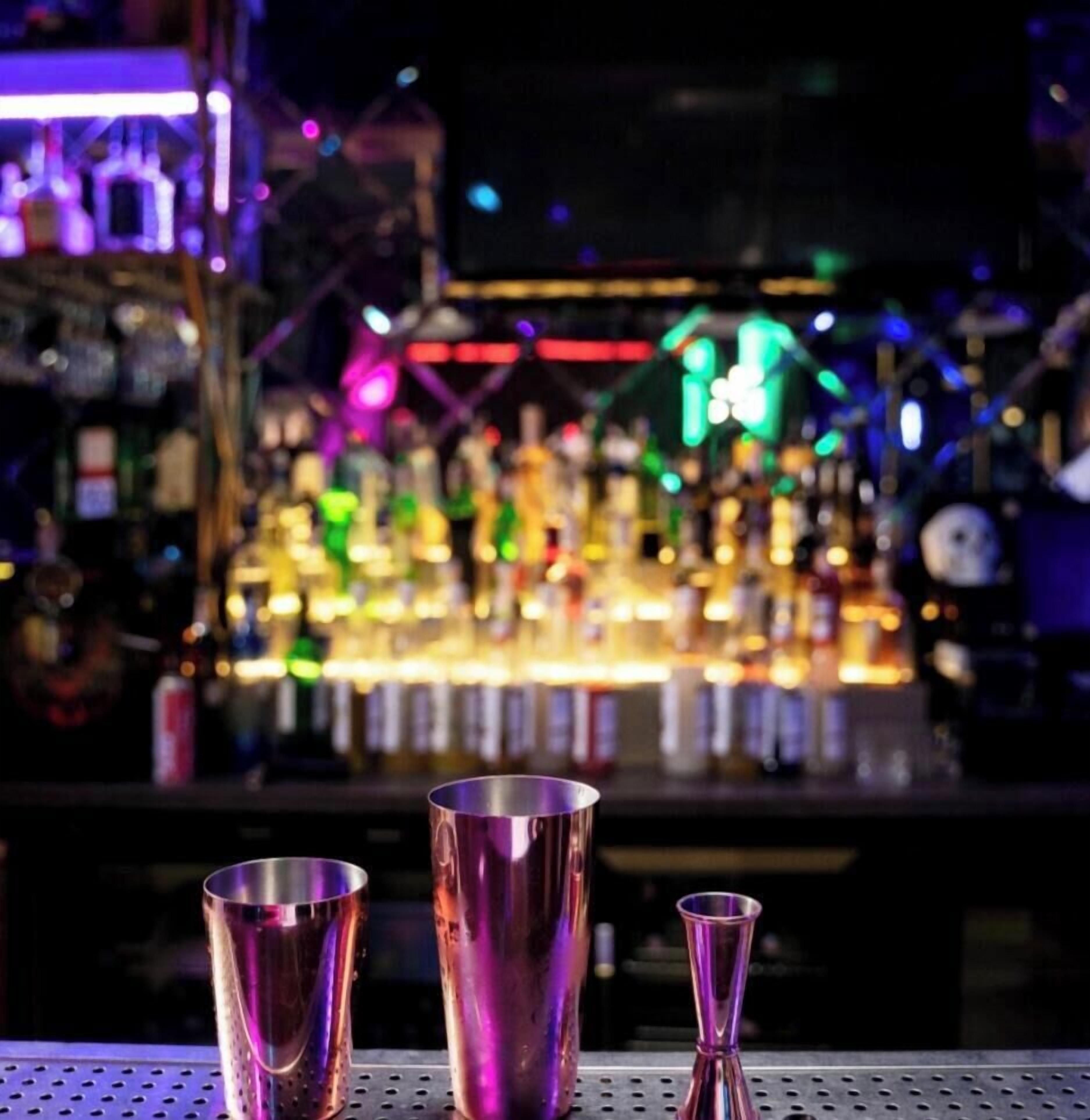 Een bar met verschillende flessen en een barblad.