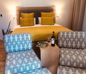 In-room safe, individually decorated, individually furnished, desk - Urban Oasis ApartHotel (Cape Town)