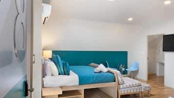 Une chambre moderne avec un lit, un bureau, une chaise et un téléviseur.