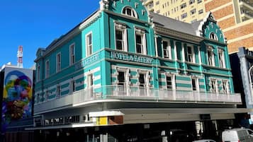 Fachada da propriedade à noite