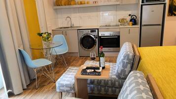 Coffee/tea maker, fridge, microwave, oven