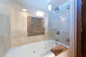 Combined shower/bathtub, hair dryer, towels - Golden Valley | AC, Pool, Hot Tub, Golf & Ski (Durango)
