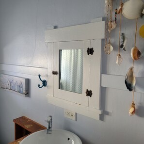 Haartrockner, Bidet, Handtücher, Seife