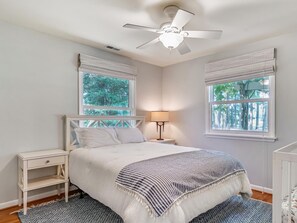 5 bedrooms, desk, free WiFi, bed sheets