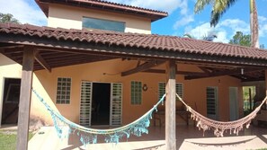 Terrace/patio - Chácara Recanto dos Pássaros com Rio no Terreno (SP)