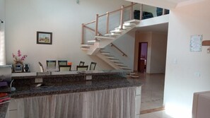 Interior - Chácara Recanto dos Pássaros com Rio no Terreno (SP)