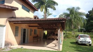 Exterior - Chácara Recanto dos Pássaros com Rio no Terreno (SP)