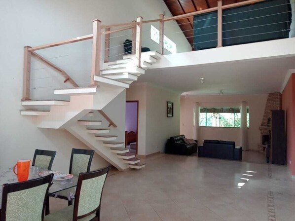 Interior - Chácara Recanto dos Pássaros com Rio no Terreno (SP)