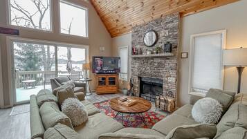 Una Smart TV, una chimenea, un reproductor de DVD