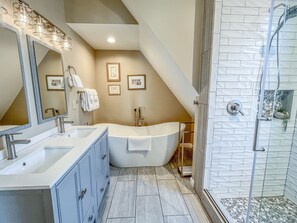 Combined shower/bathtub, towels - Central Lake House, Private Dock! Walk to Area Hot Spots! (Oakland)