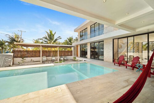 Exclusive Beachfront Escape | Modern Design, Pool & Fast WiFi