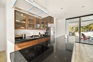 Unclassified image, 4 of 30, button