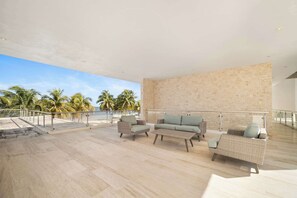 Property grounds - Exclusive Beachfront Escape | Modern Design, Pool & Fast WiFi (San Crisanto)