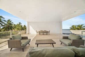 Unclassified image, 2 of 30, button