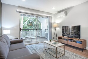 TV, stereo - Airy DT Mountain View 1BR w/ Pool, Spa, Gym, near Caltrain by Blueground (Mountain View)
