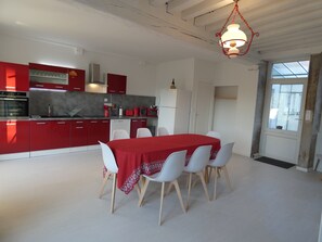 Kylskåp, mikrovågsugn, ugn och spishäll