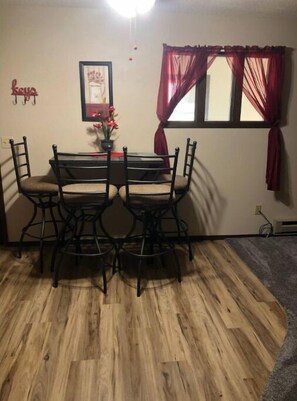 Dining - HC Hideaway-Top Notch Stay-Pets Welcome! (Aberdeen)
