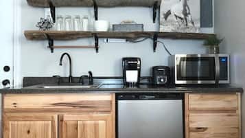 Een microgolfoven, een oven, een koffiezetapparaat/waterkoker