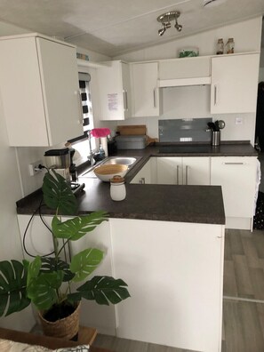 Kühlschrank, Mikrowelle, Wasserkocher mit Kaffee-/Teezubehör