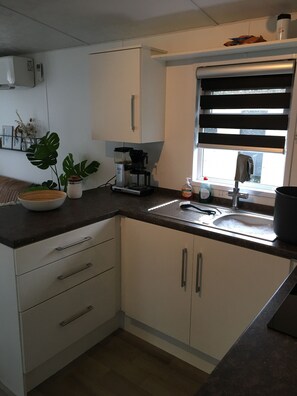 Kühlschrank, Mikrowelle, Wasserkocher mit Kaffee-/Teezubehör