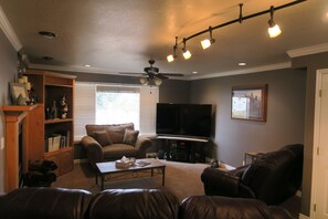 Smart TV, books, offices - Utah Large Ski Home on access road to Alta / Snowbird- on ski bus route (Sandy)