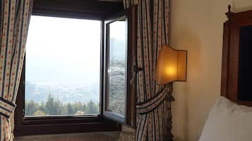 3 habitaciones, tabla de planchar con plancha y cuna de viaje