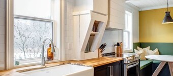 The Marigold - Gorgeously remodelled PEC farmhouse