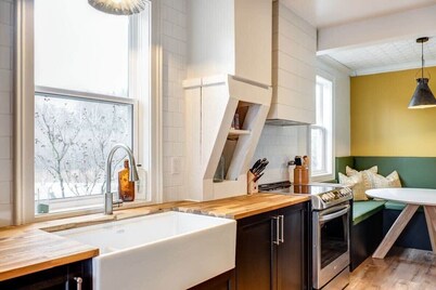 The Marigold - Gorgeously remodelled PEC farmhouse