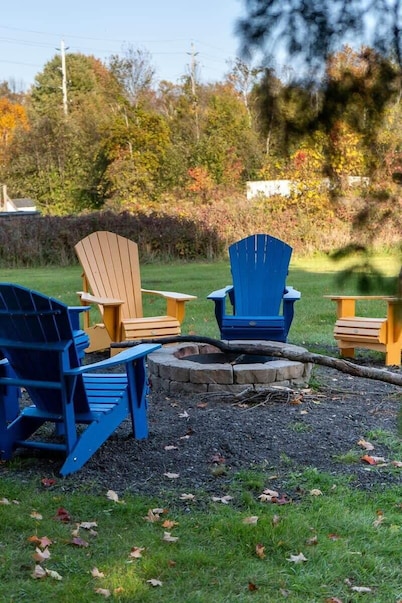 The Marigold - Gorgeously remodelled PEC farmhouse