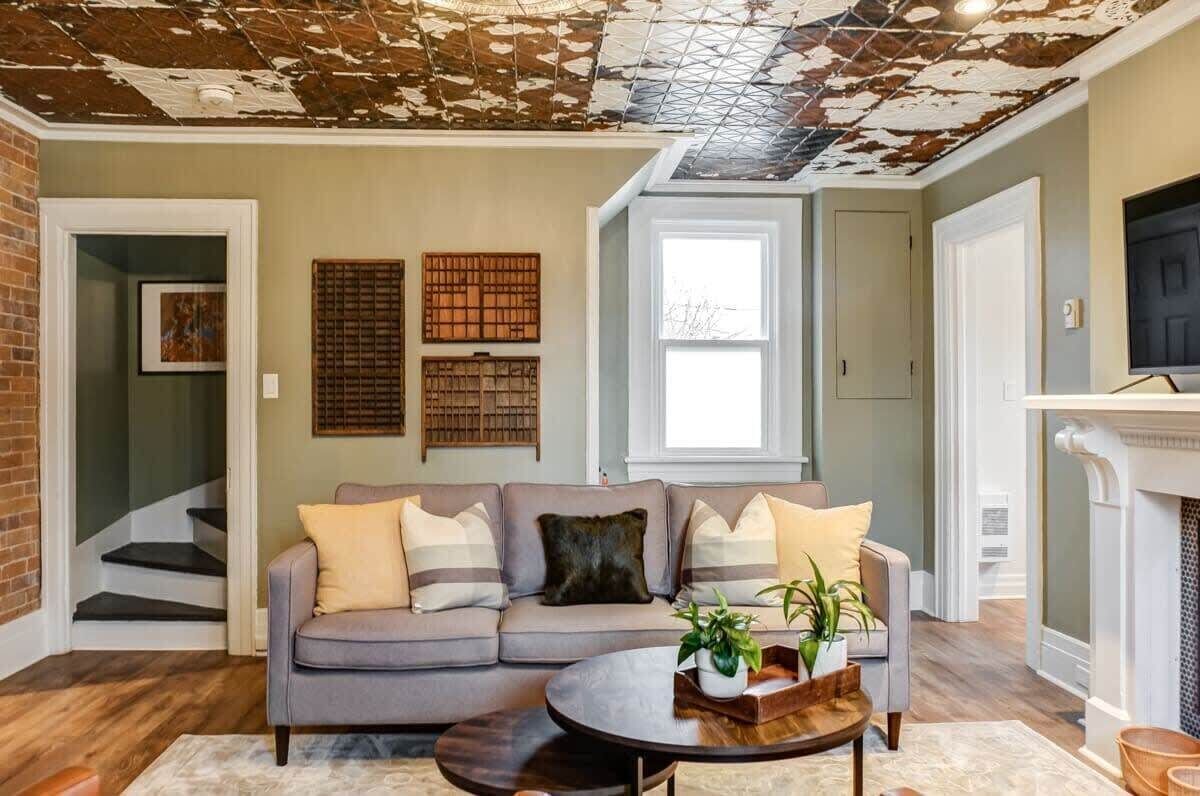 Televisión, chimenea y oficina 