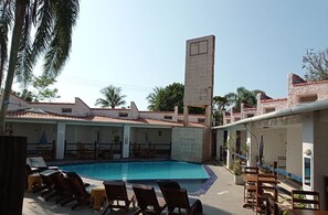 Outdoor pool - Tropical Pousada (Guarujá)