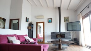 Een televisie, een dvd-speler, een tafeltennistafel en boeken