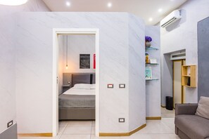 City Apartment | 1 bedroom, down duvets, free WiFi, bed sheets - Baubo - S. G. Armeno by Napoliapartments (Naples)