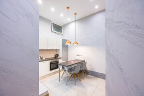 City Apartment | Private kitchen | Full-sized fridge, oven, stovetop, electric kettle - Baubo - S. G. Armeno by Napoliapartments (Naples)