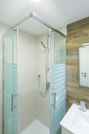 Departamento urbano | Baño | Regadera, regadera tipo lluvia, secadora de cabello, bidet 