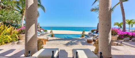 温水プール、サンラウンジャー