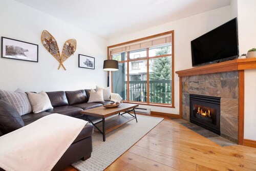 Premium 2BR Townhome- HotTub,Pool, Free parking,AC