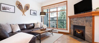 Premium 2BR Townhome- HotTub,Pool, Free parking,AC