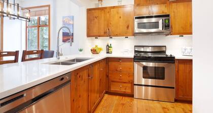 Premium 2BR Townhome- HotTub,Pool, Free parking,AC