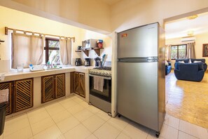 Kühlschrank, Mikrowelle, Ofen, Wasserkocher mit Kaffee-/Teezubehör