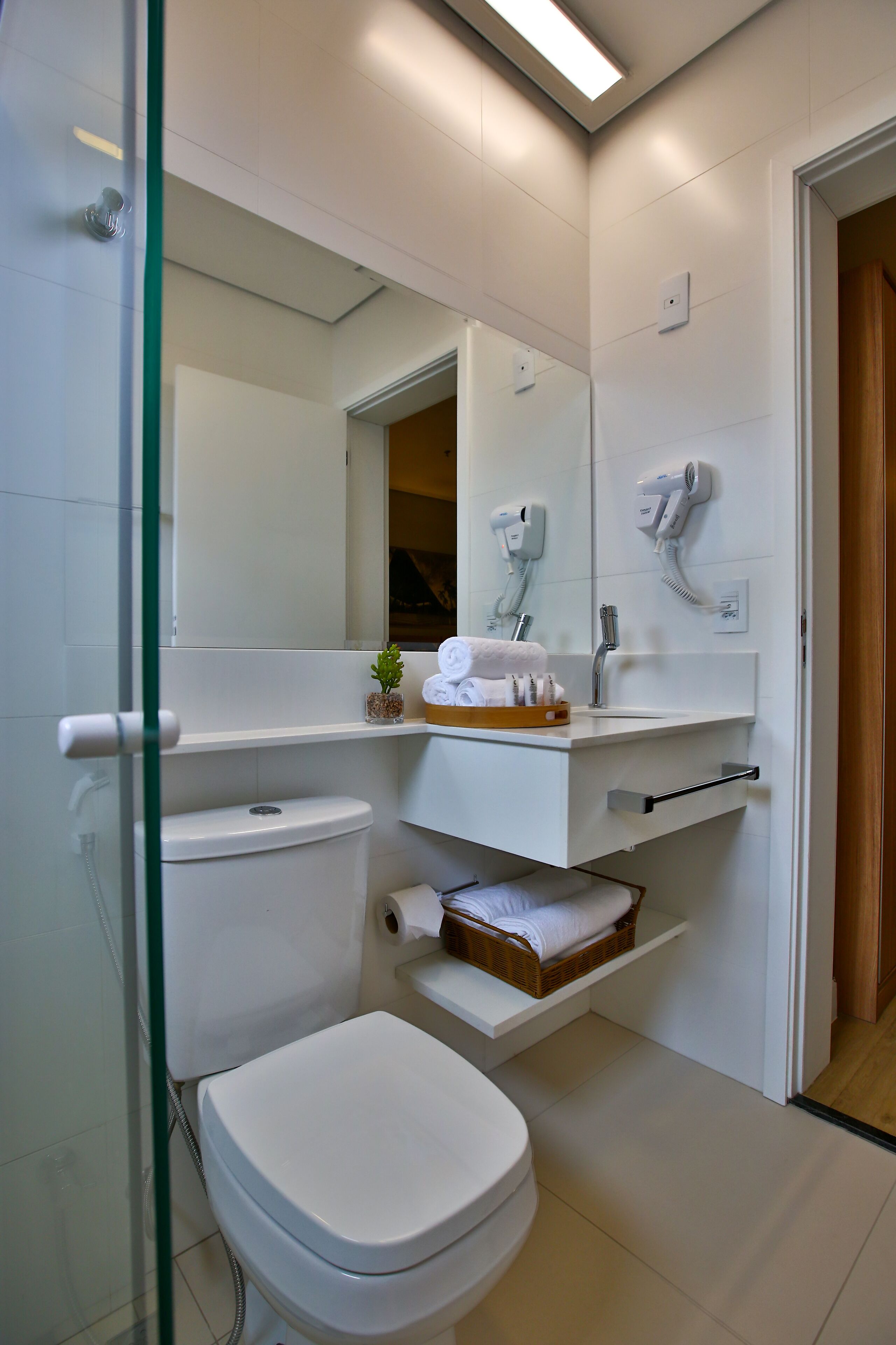 shower, free toiletries, hair dryer, bidet