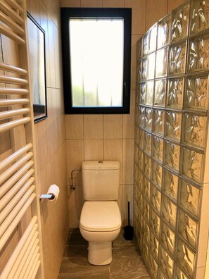 Doccia, asciugacapelli, asciugamani, sapone