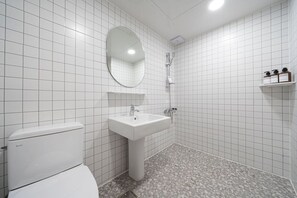 Standard Double Room | Bathroom | Shower, free toiletries, hair dryer, towels