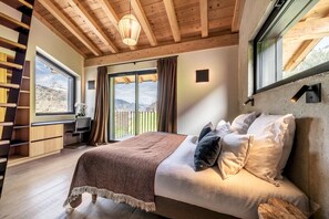 5 bedrooms, soundproofing, iron/ironing board, free WiFi